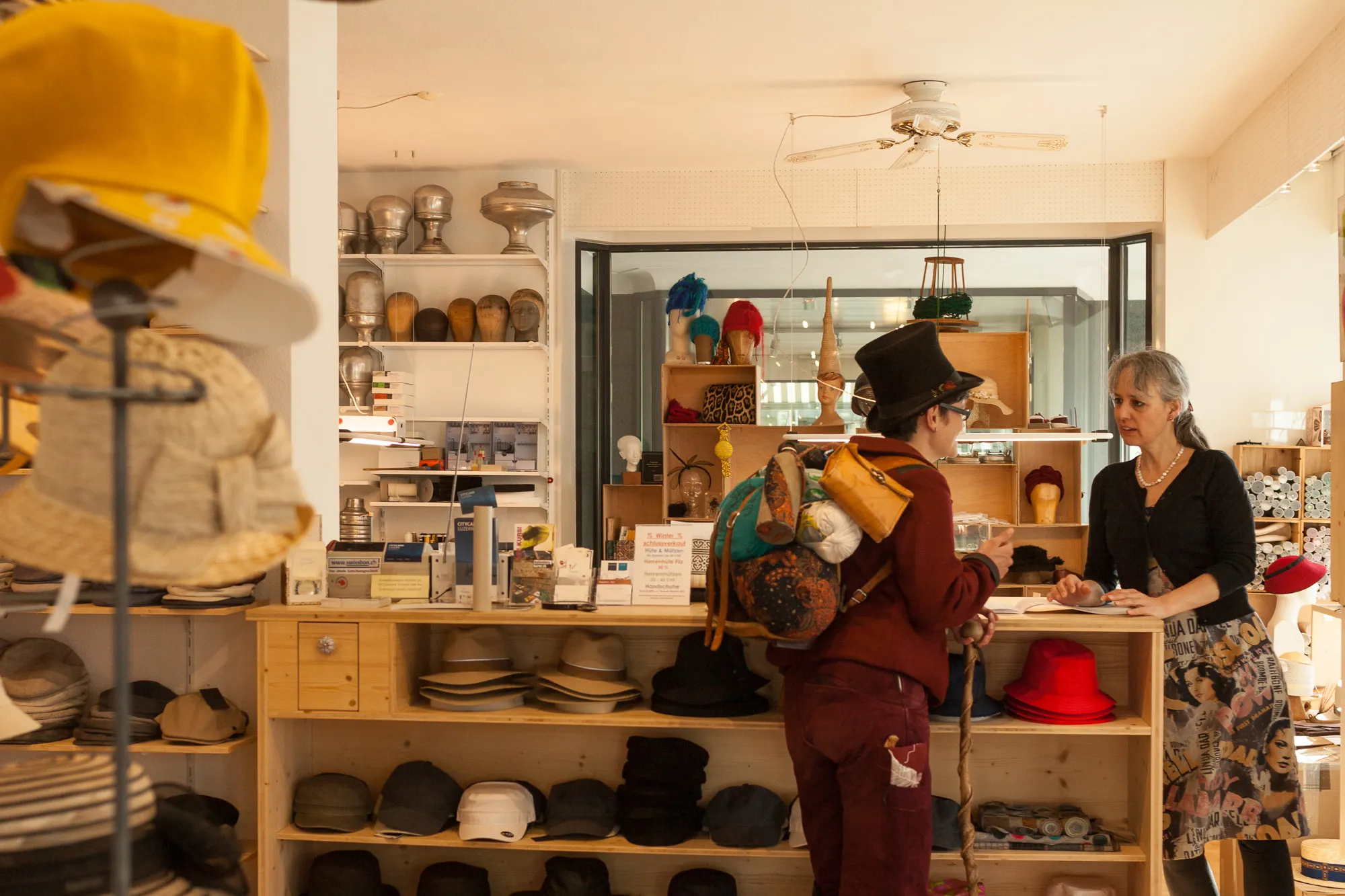 Anfrage bei einer Werkstatt - Handwerkliche Arbeit einer Frau auf der Walz im Rahmen ihrer Wanderschaft