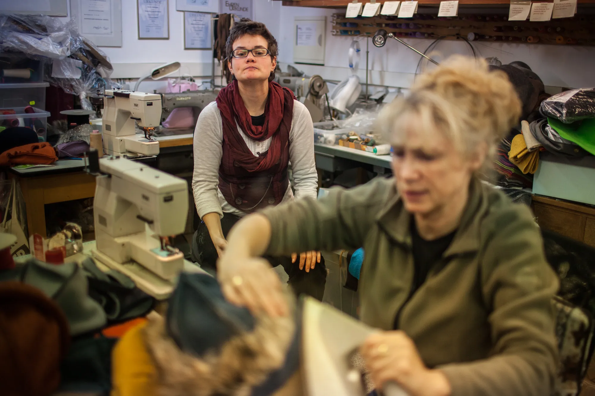 Werkstatt - Handwerkliche Arbeit einer Frau auf der Walz im Rahmen ihrer Wanderschaft