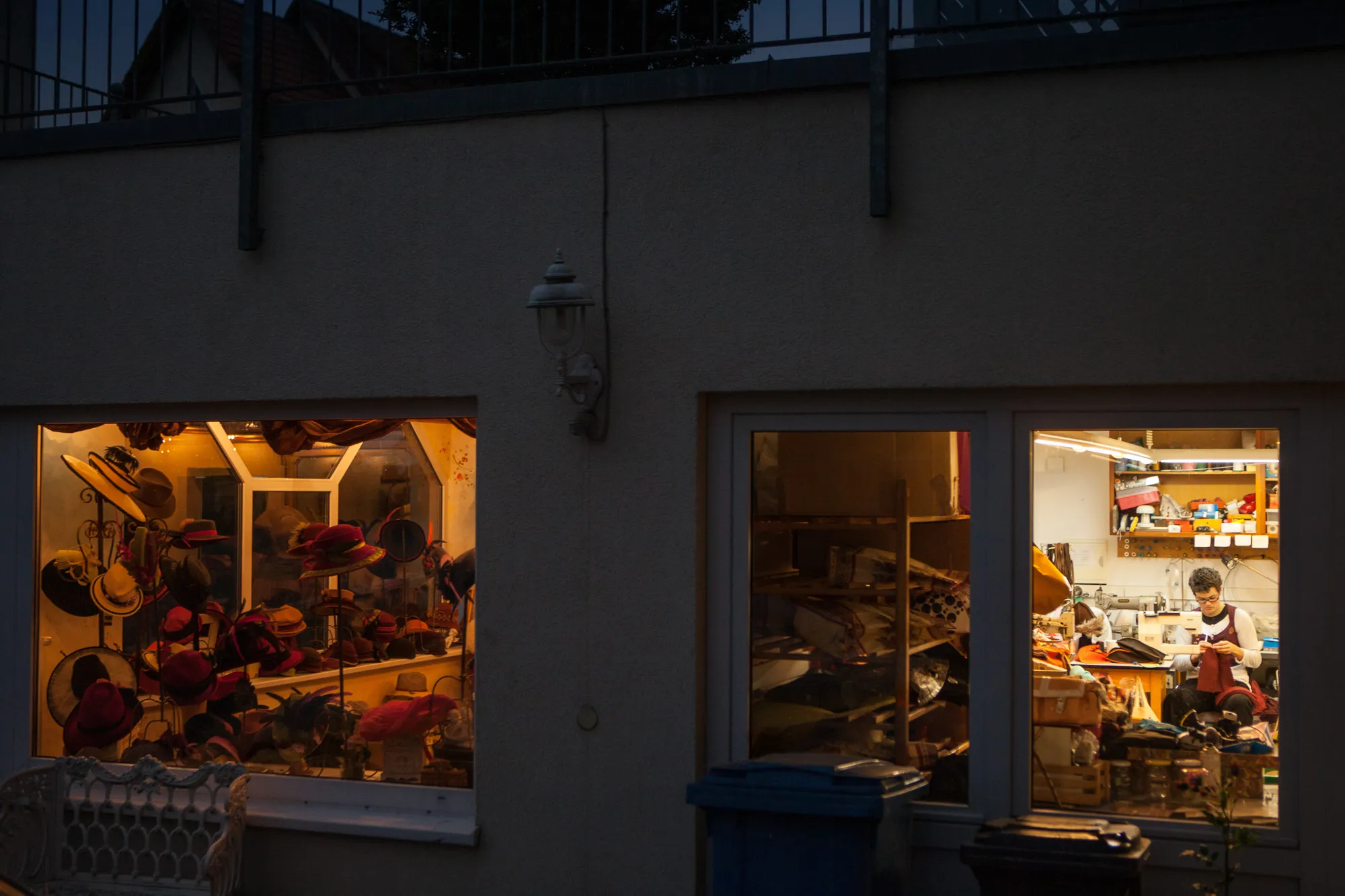 Werkstatt - Handwerkliche Arbeit einer Frau auf der Walz im Rahmen ihrer Wanderschaft