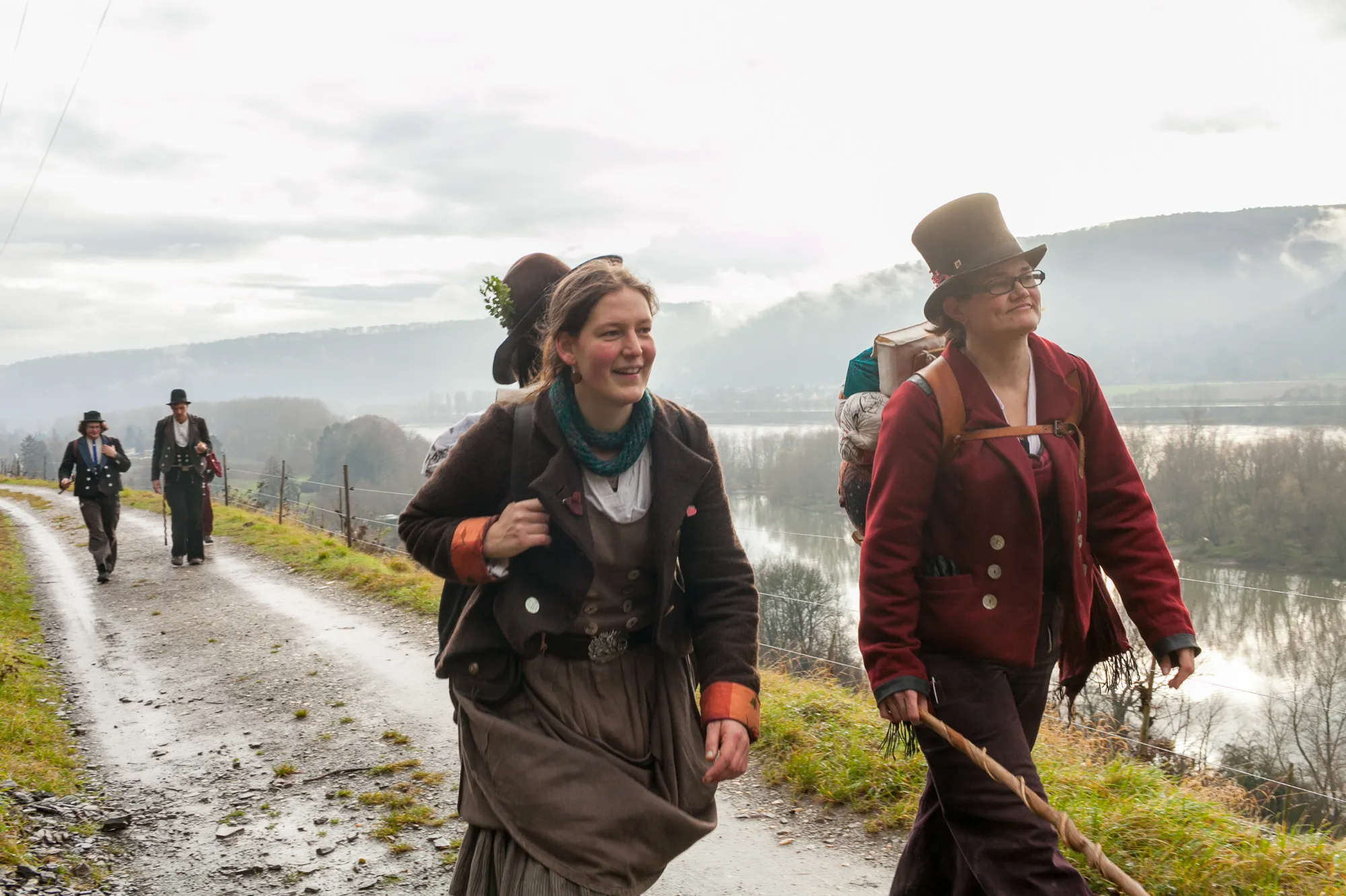 Frau auf der Walz – Gruppe auf Wanderschaft unterwegs