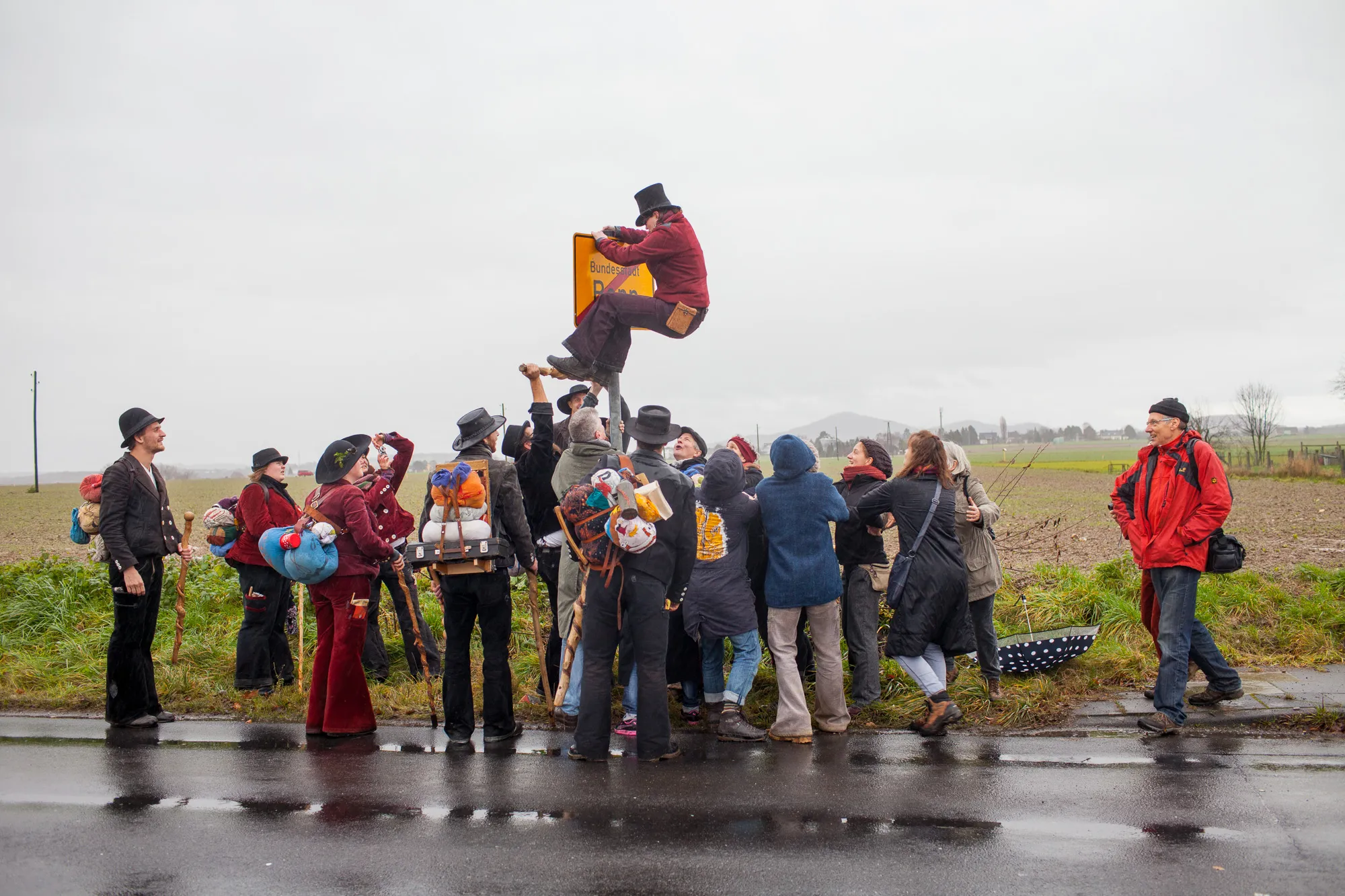 Frau auf der Walz Brauchtum "über das Ortschild"