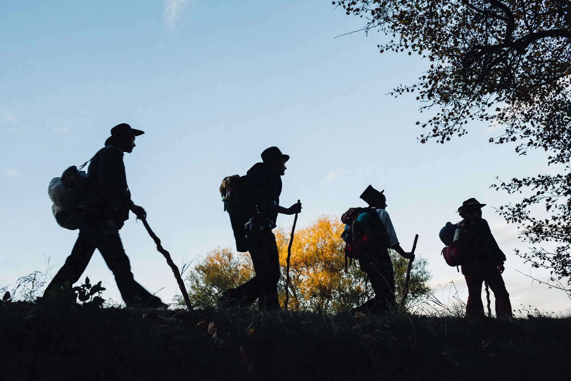 Gruppe von Wandergesellen Porträt einer Frau auf der Walz während ihrer handwerklichen Wanderschaft