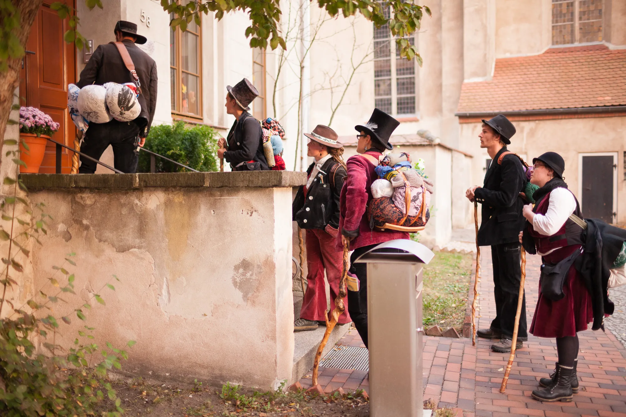 Frau auf der Walz unterwegs mit einer Gruppe von Wandergesellen bei der Schlafplatzsuche