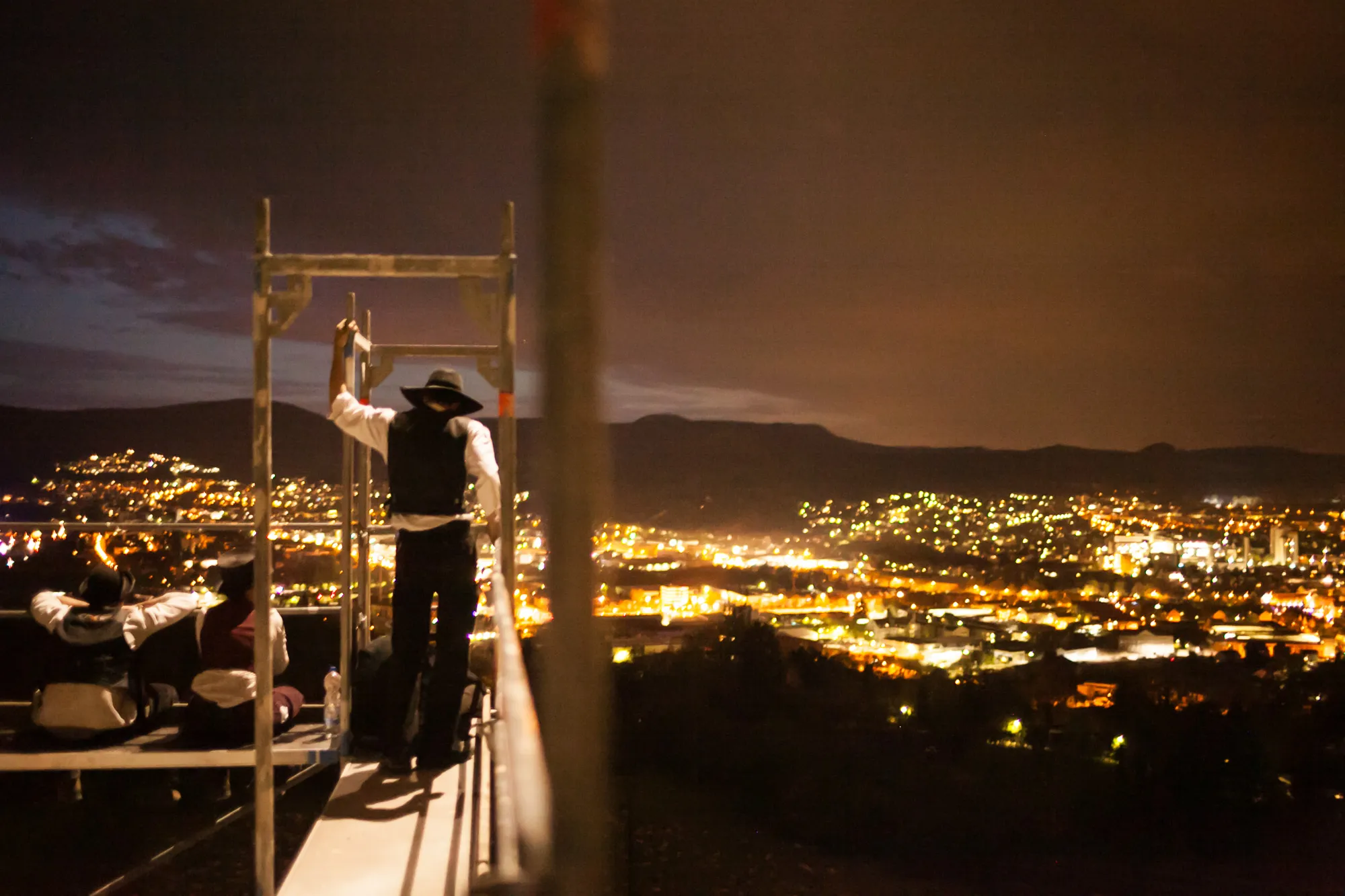 Übernachtung – Frau auf der Walz unterwegs zwischen Arbeitsstationen während der Wanderschaft