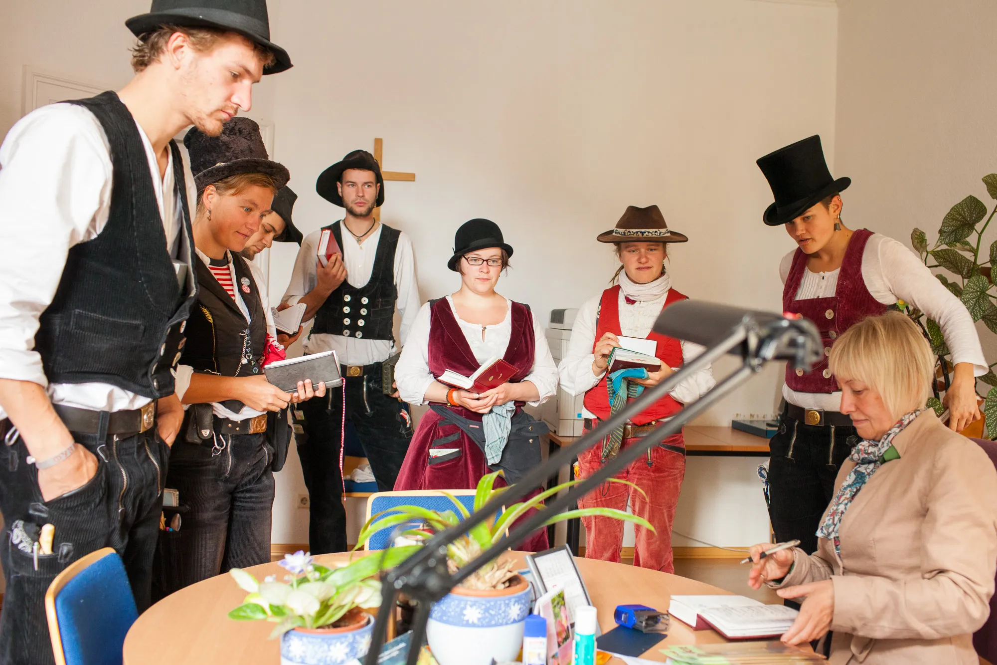 Brauchtum Wanderbuch – Alltagssituation einer Frau auf der Walz während ihrer mehrjährigen Wanderschaft