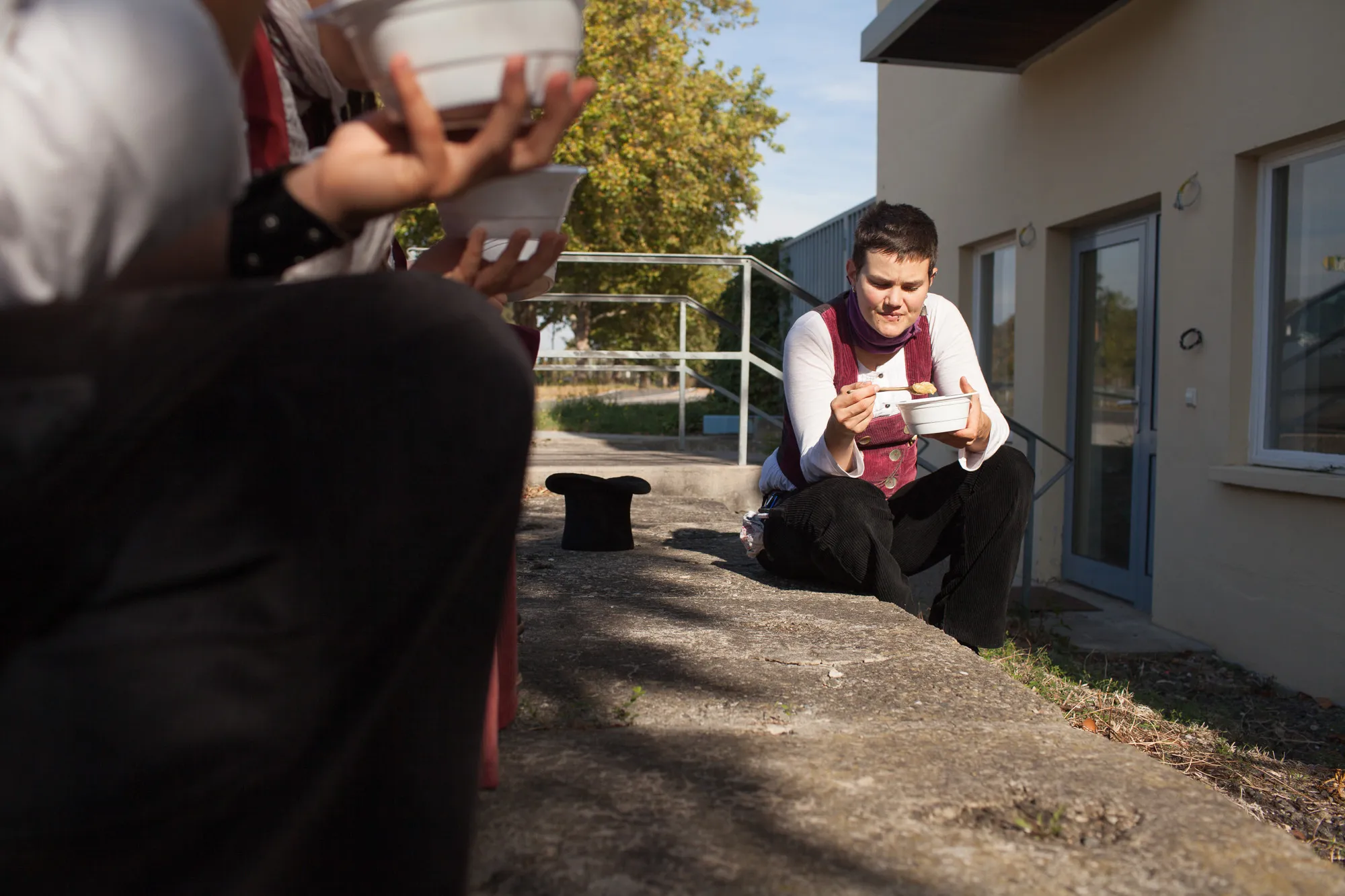 Alltagssituation einer Frau auf der Walz während ihrer mehrjährigen Wanderschaft