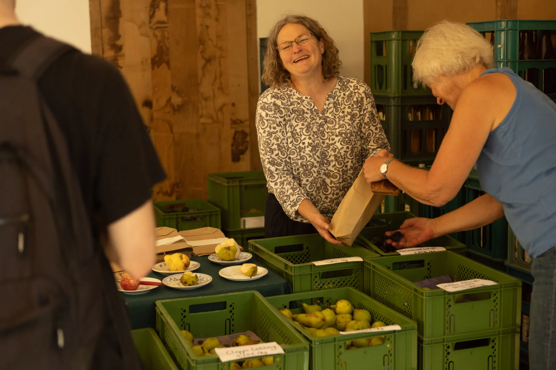 Verkaufssituation im Hofladen als Ort historischer Obstsorten im Obst-Arboretum Olderdissen