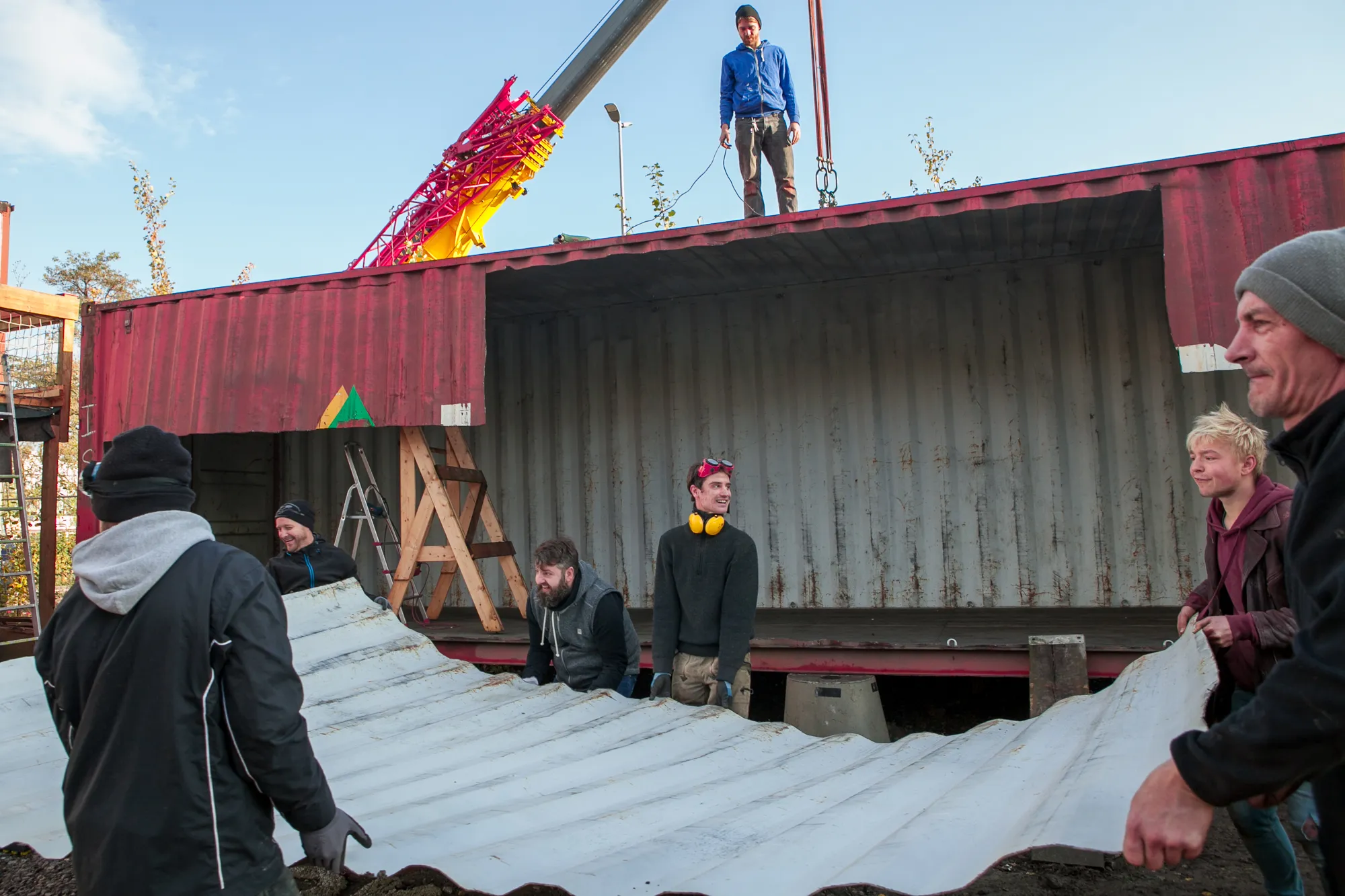 Gemeinschaftliche Arbeit beim Umbau der Überseecontainer am Platzprojekt Hannover im Rahmen eines soziokulturellen Projekts