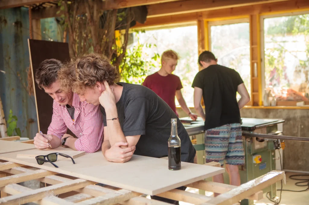 Werkstattsituation bei der gemeinschaftlichen Arbeit am Platzprojekt Hannover im Rahmen eines soziokulturellen Projekts