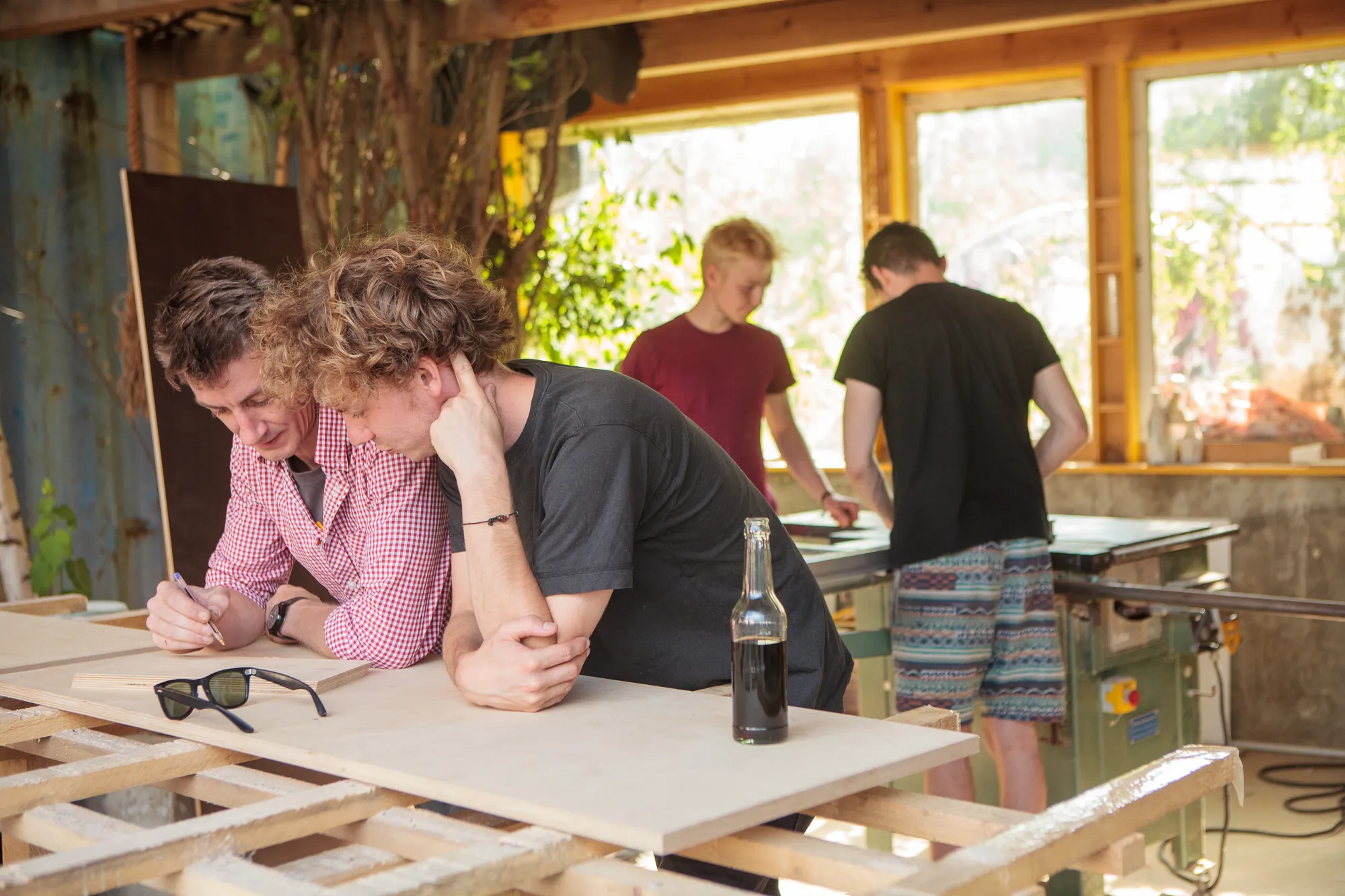 Werkstattsituation bei der gemeinschaftlichen Arbeit am Platzprojekt Hannover im Rahmen eines soziokulturellen Projekts