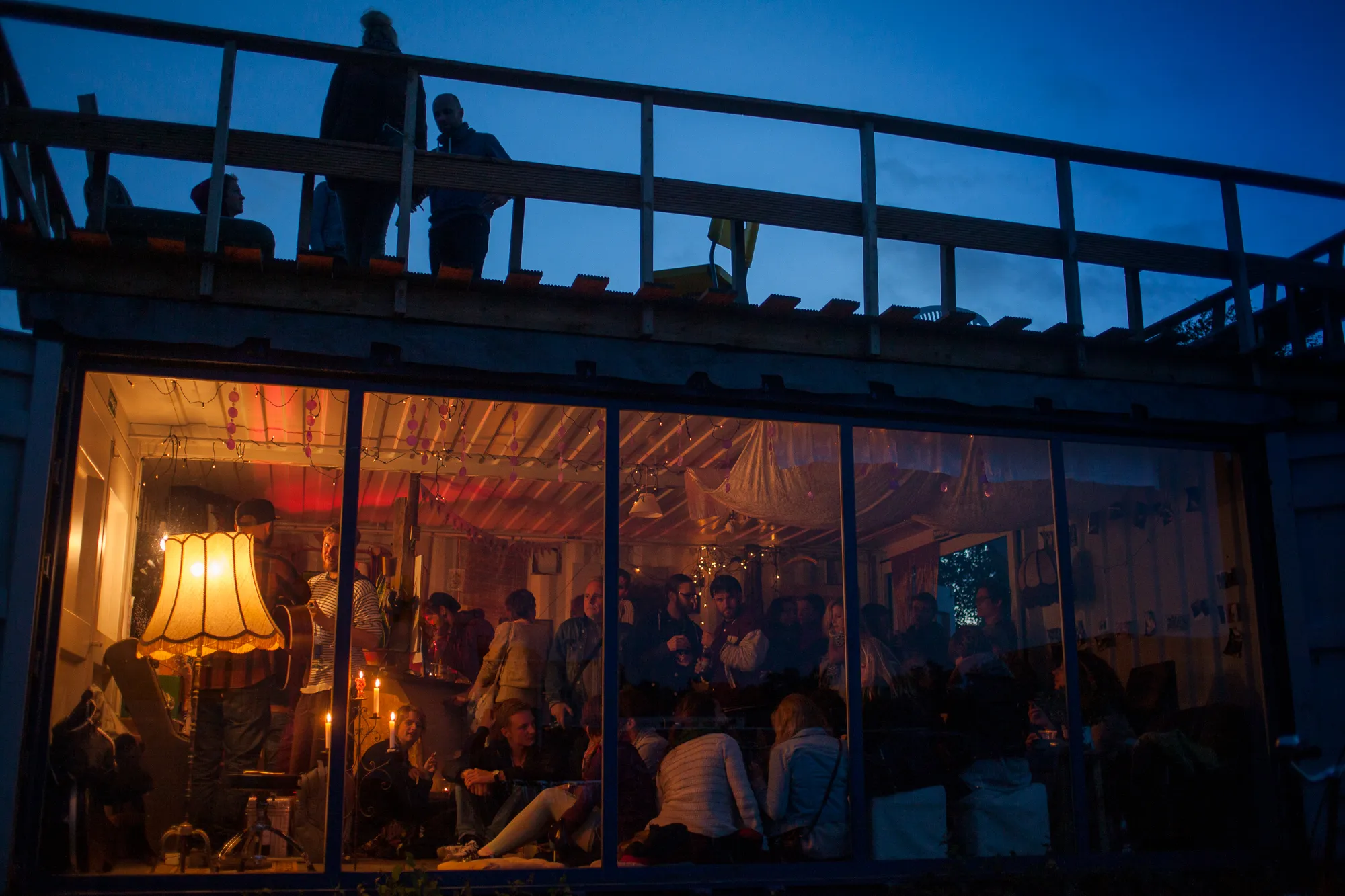 Abendliche Veranstaltung – Nutzung des Geländes vom Platzprojekt Hannover durch gemeinschaftliche Aktivitäten