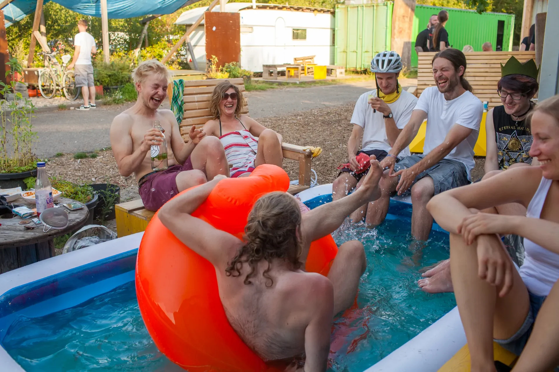Sommerliche Gemeinschaftsnutzung des Geländes vom Platzprojekt Hannover durch gemeinschaftliche Aktivitäten